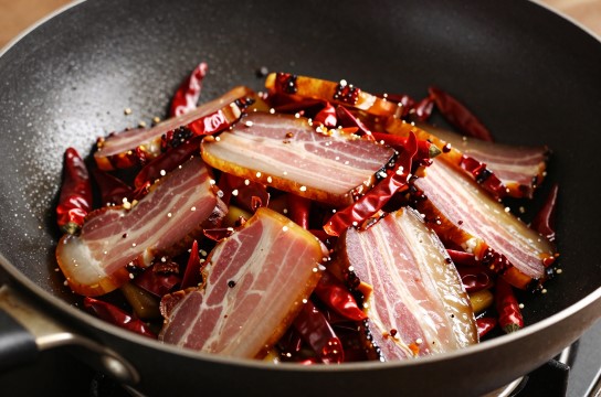 鲊海椒炒腊肉是哪里的特产?_重庆美食特产介绍-展庭百科汇