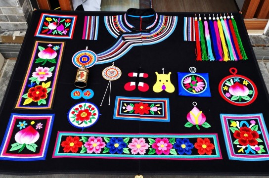 土族刺绣-展庭百科汇