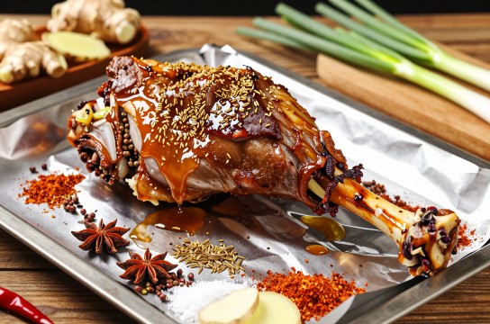 孜然烤羊腿是哪里的特产?_新疆美食介绍-展庭百科汇