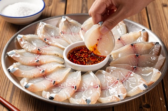 赫哲族生鱼片是哪里的特产?_黑龙江美食特产介绍-展庭百科汇