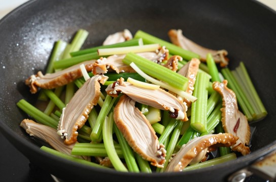 西芹鸡肫-展庭百科汇