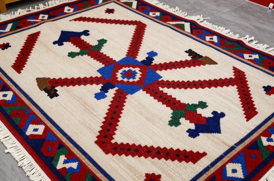 西宁毛地毯是哪里的特产?_青海工艺品介绍-展庭百科汇